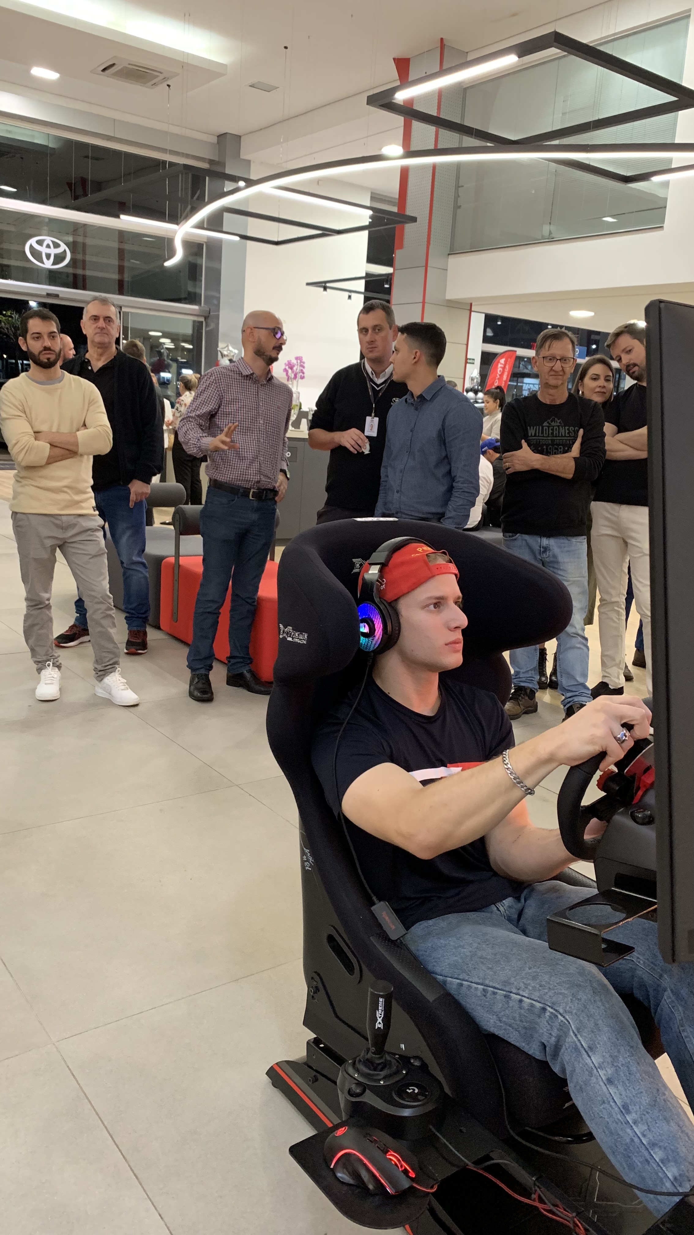 Simulador em evento com piloto famoso