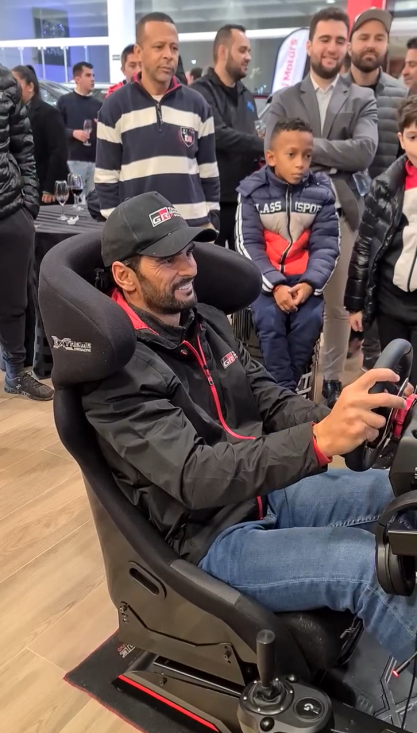 Piloto interagindo com simulador da Start Race
